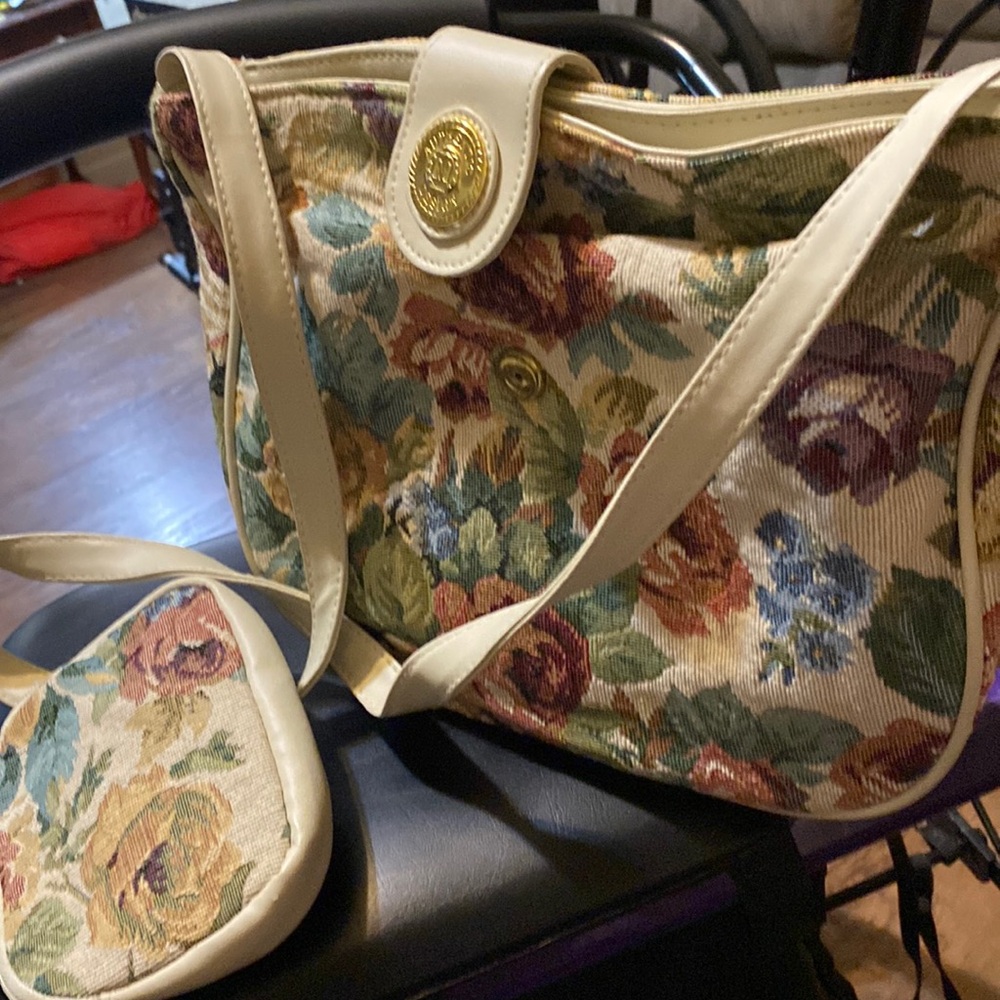 Pastel color flowers on a canvas, type material of a purse.